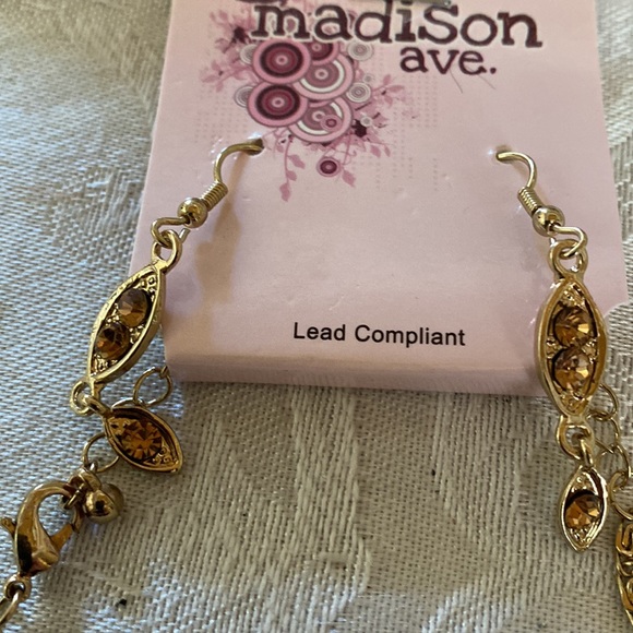 Three- Tiered gold Necklace (costume with matching earrings 
With earrings - Picture 6 of 8